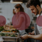 Mehrere Personen bereiten in einer Küche Speisen zu; über dem Bild liegen halbtransparente rote Kreise als grafisches Gestaltungselement.